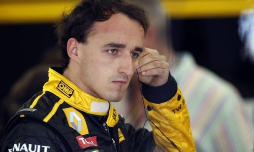 Пилот команды «Формулы-1» Lotus Renault поляк Роберт Кубица впервые самостоятельно встал на ноги после тяжелой аварии