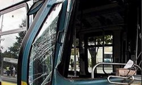 В Москве грузовик врезался в троллейбус
