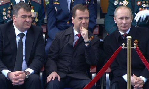 Дмитрия Медведева и Владимира Путина обвинили в неуважении к офицерам и ветеранам