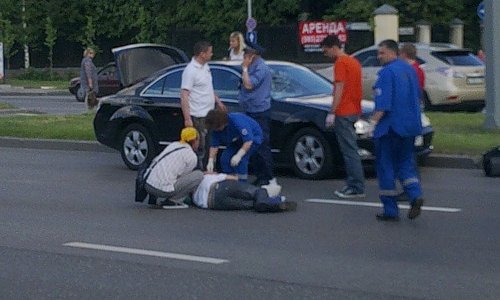 Mercedes губернатора Иркутской области Дмитрия Мезенцева сбил человека на пешеходном переходе в Москве