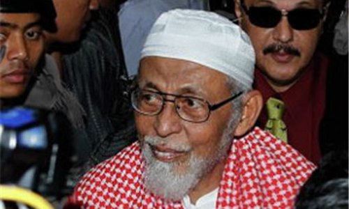 71-летний радикальный имам Абу Бакар Башир предстал перед судом в Джакарте