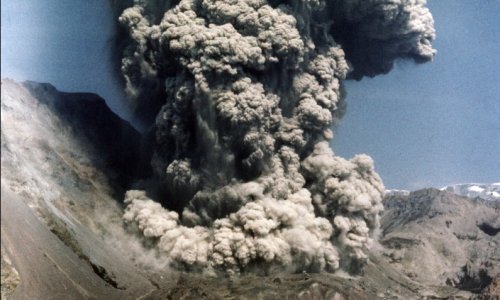 Вулкан Шивелуч на Камчатке выбрасывает столбы пепла на высоту до 7 км