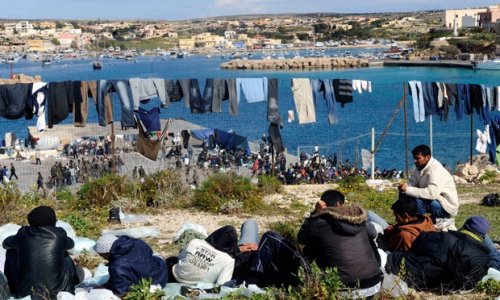 Беженцы из Туниса подожгли центр временного проживания на итальянском острове и сбежали