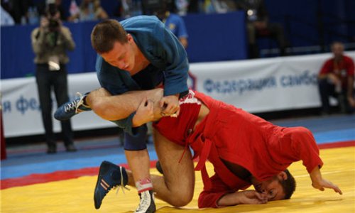 Золотые медали чемпионатов мира по самбо достаются россиянам все тяжелее
