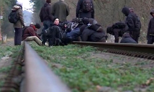 Германия протестует и люди надеются остановить поезд с ядерными отходами