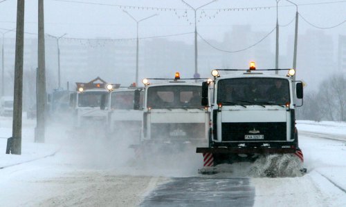 Снегоуборочная техника непрерывно устраняет последствия снегопада на улицах Москвы