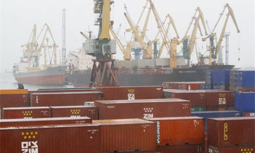 В Новороссийском порту маневровый кран рухнул на судно