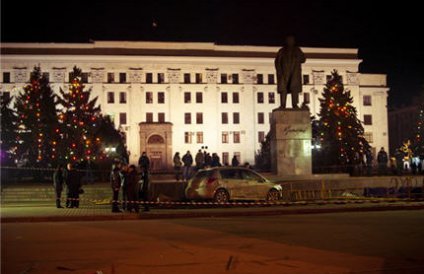 В центре Луганска на Театральной площади произошло ДТП