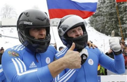 Александр Зубков с разгоняющим Алексеем Воеводой впервые в истории российского бобслея стал чемпионом мира
