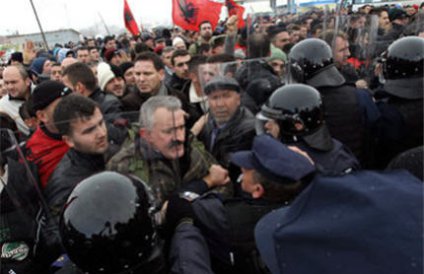 Косовские оппозиционеры заблокировали движение по трассам
