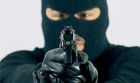 Грабители в масках под угрозой пистолета ограбили почту в Москве