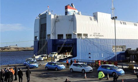 Грузовой теплоход Astongate потерял в Японском море 52 автомобиля