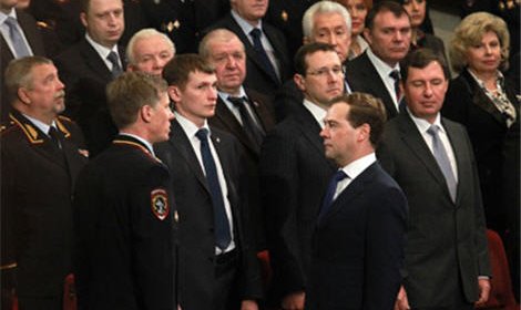 Медведев поручил МВД реагировать на жалобы избирателей