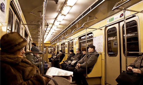 Двое преступников ограбили жителя Подмосковья в вагоне столичного метро