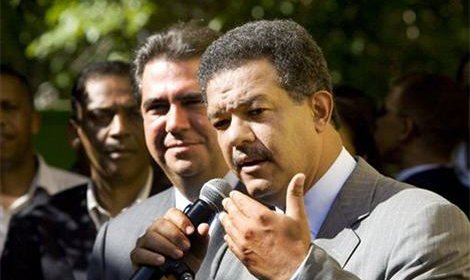 В президента Доминиканской республики Леонеля Фернандеса бросили бутылку на политической демонстрации