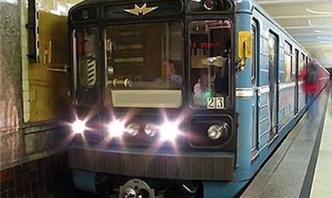 В столичном метро пострадали два человека упав под поезд