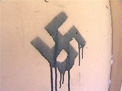 В центре Санкт-Петербурга в День Победы появились изображения Гитлера и нацистские надписи