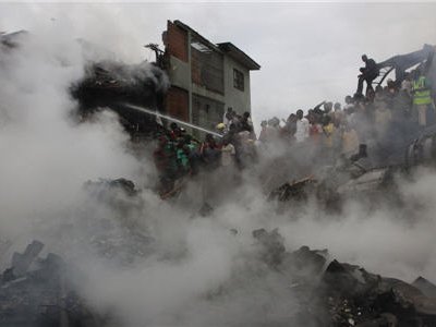 Пассажирский самолет нигерийской авиакомпании упал на жилой квартал