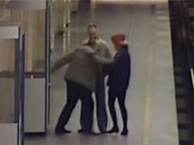 Мужчина намеренно столкнул работницу метро на рельсы