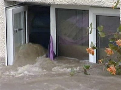 В Британии и Австрии бушуют сильнейшие за последние десять лет наводнения