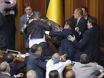 Принятие закона о языках на Украине запомнилось двумя массовыми драками