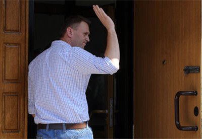 Алексей Навальный: почему на гербе России держава и скипетр заменены на две пилы-ножовки