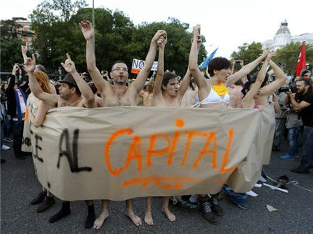 Испанцы вышли протестовать голышом На улицы Португалии десятки тысяч