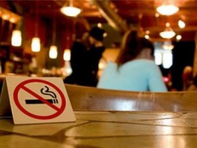 Правительство намерено рассмотреть полный запрет на курение в общественных местах до 2015 года