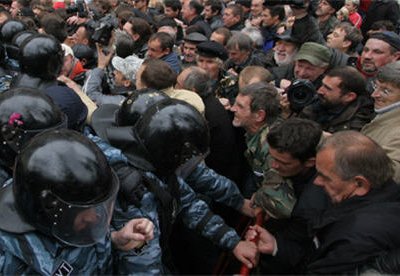 В Николаевской области Украины столкновения между спецназом и сторонниками оппозиции