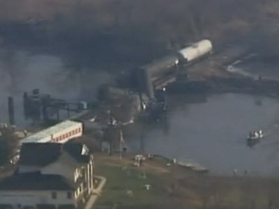 В американском штате Нью-Джерси рухнул в реку грузовой поезд с химикатами