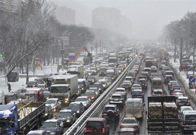 На автодорогах Москвы в эти часы из-за снегопада образовались гигантские «пробки»