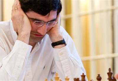 В третьем туре Крамник сыграл вничью белыми фигурами с Карлсеном