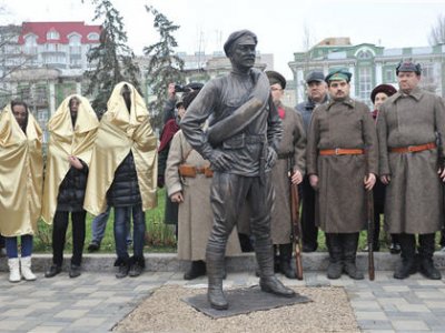 В Самаре установили бронзовую скульптуру красноармейца Сухова