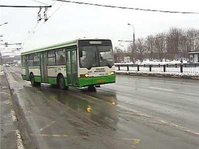 Автобус сбил троих пешеходов на тротуаре в Москве