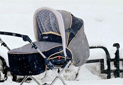 Оставившую коляску с грудным ребенком на улице в Москве опознали