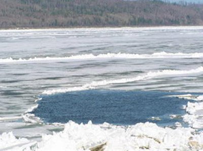 Внедорожник Toyota Prado провалился под лед на озере Байкал в Иркутской области