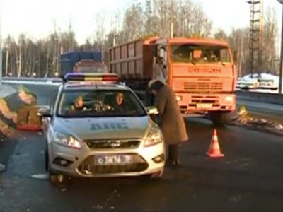 В Петербурге КАМАЗ врезался в пролет моста Кольцевой автодороги