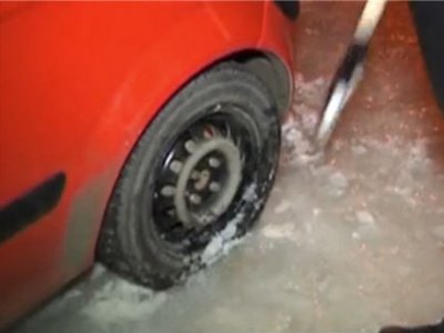 Жители одного из дворов Нижнего Новгорода каждое утро вызволяют свои автомобили из ледяного плена