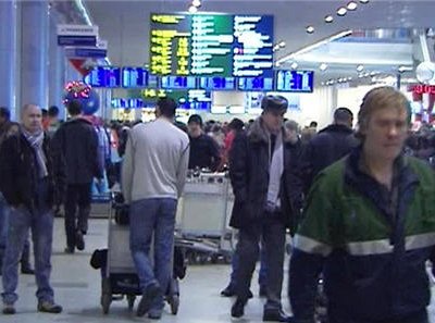500 пассажиров не могут вылететь из «Домодедово» уже несколько суток