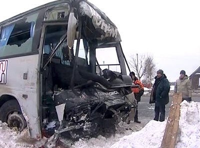 В Новосибирской области легковой автомобиль столкнулся с пассажирским автобусом