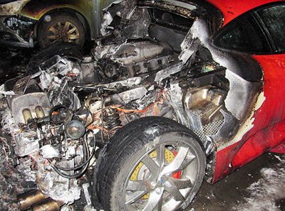 В Москве на Озерной улице сгорел элитный автомобиль Ferrari (видео)