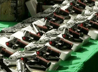В Мехико сожгли семь тысяч точных копий настоящих пистолетов и автоматов