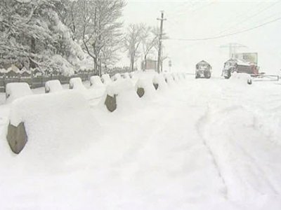 Из-за снегопада закрыта Транскавказская магистраль