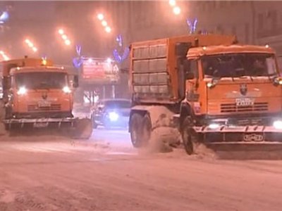 Из-за снегопада движение на всех магистралях столицы было парализовано