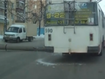 В Кирове на троллейбус с пассажирами упал фонарный столб