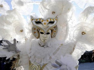 Карнавал в Венеции в этом году посвящен стихиям воды и огня