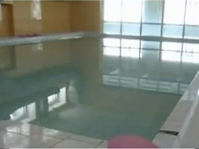 В Омской гимназии во время занятий в бассейне утонул 12-летний мальчик