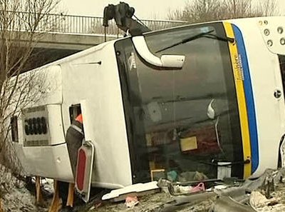 На северо-западе Китая в провинции Ганьсу с обрыва в ущелье сорвался автобус