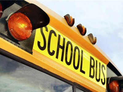 В США школьному автобусу снесло крышу