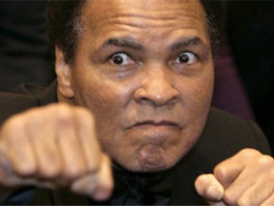 Американский боксер Мохаммед Али, страдающий болезнью Паркинсона, находится при смерти